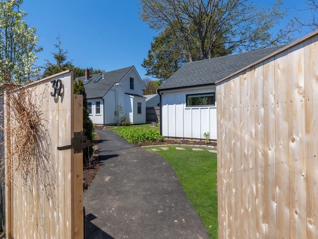 39 Topsfield Road Ipswich, MA 01938 - Photo 7 of 40