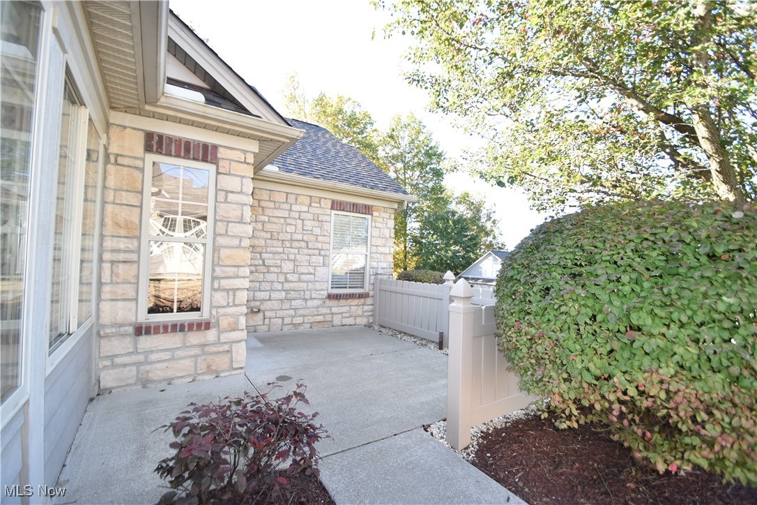 9151 Springfield Road, Unit 1002 Youngstown, OH 44514 - Photo 4 of 38 View of patio / terrace