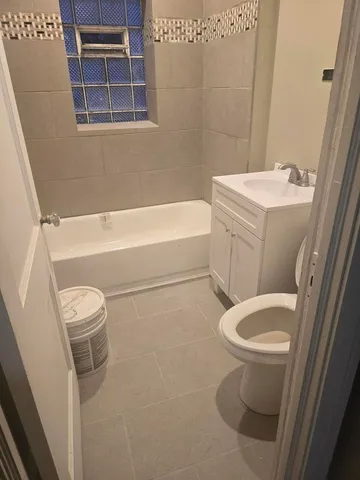 $1,750 | 9632 South Charles Street, Unit 2R, Chicago, IL 60643