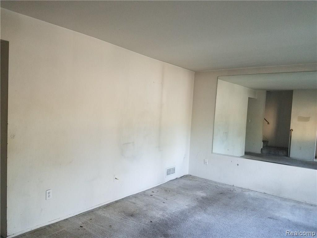 23506 Lahser Road, Unit 17 Southfield, MI 48033 - Photo 3 of 20 20170907_090711.jpg