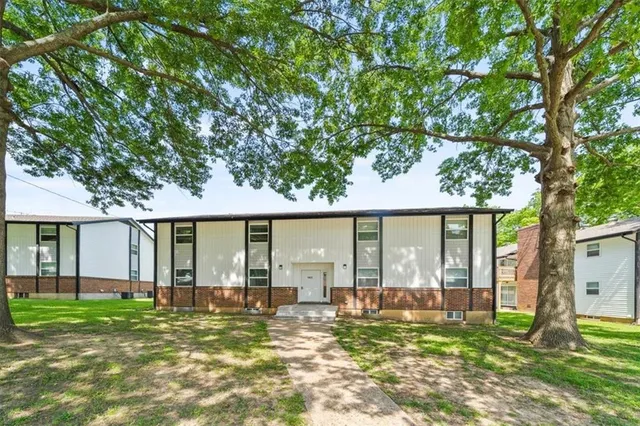 $845,000 | 902 Twin Oaks Terrace, Harrisonville, MO 64701