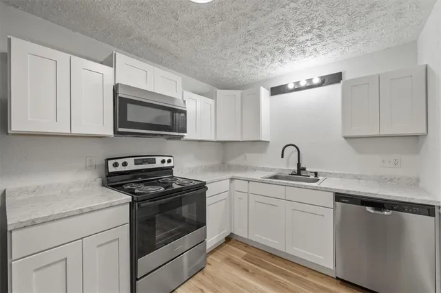 $845,000 | 902 Twin Oaks Terrace, Harrisonville, MO 64701