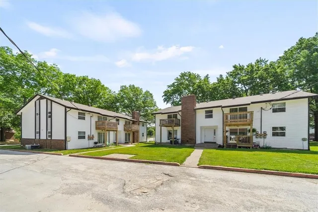 $845,000 | 902 Twin Oaks Terrace, Harrisonville, MO 64701