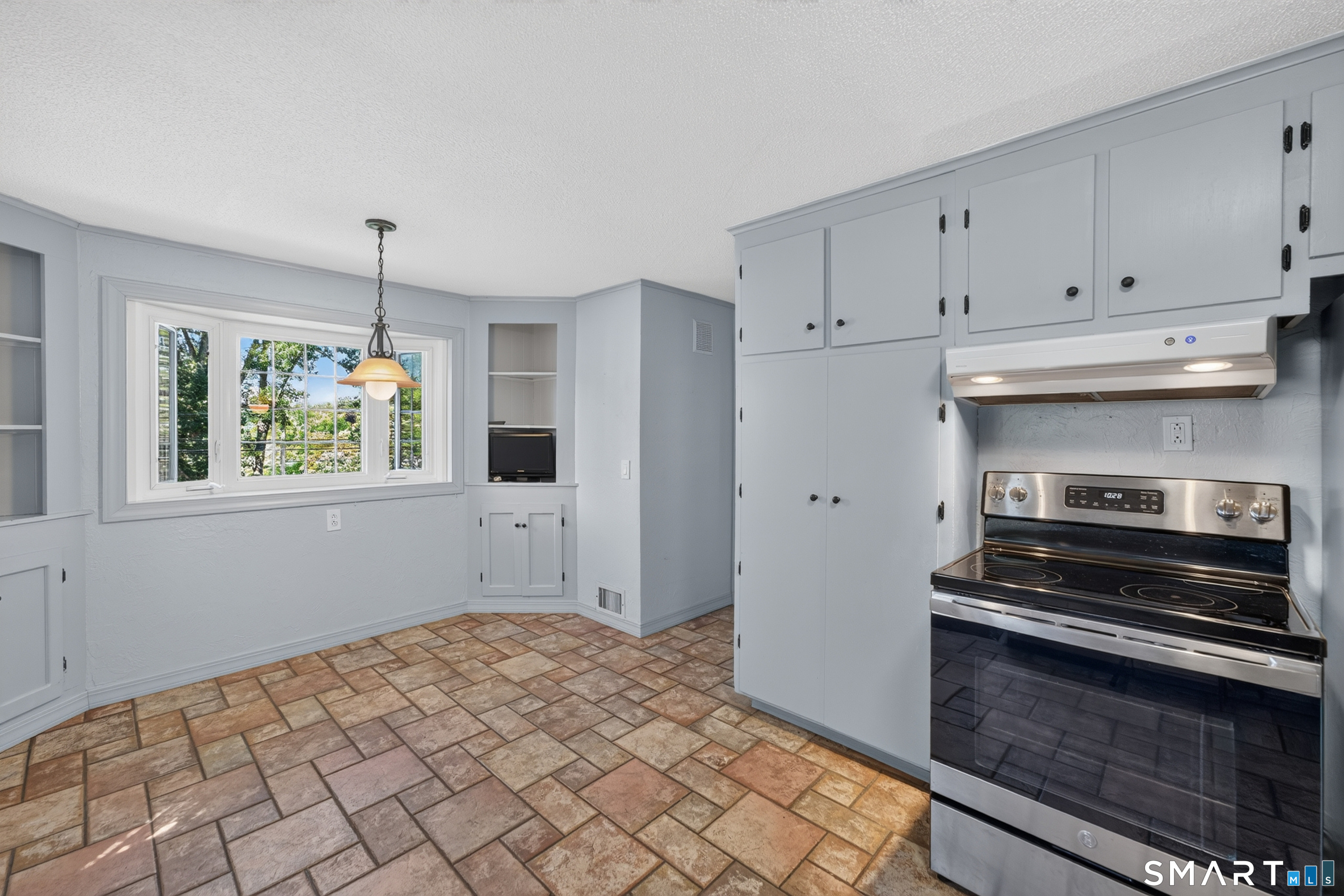 95 Pilgrim Road Bristol, CT 06010 - Photo 13 of 29 Gallery Image 13