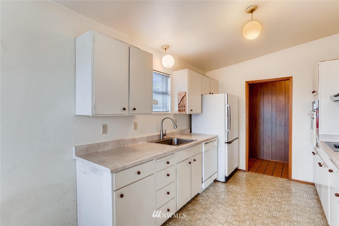 9071 Renton Avenue South Seattle, WA 98118 - Photo 8 of 32 Gallery Image 8
