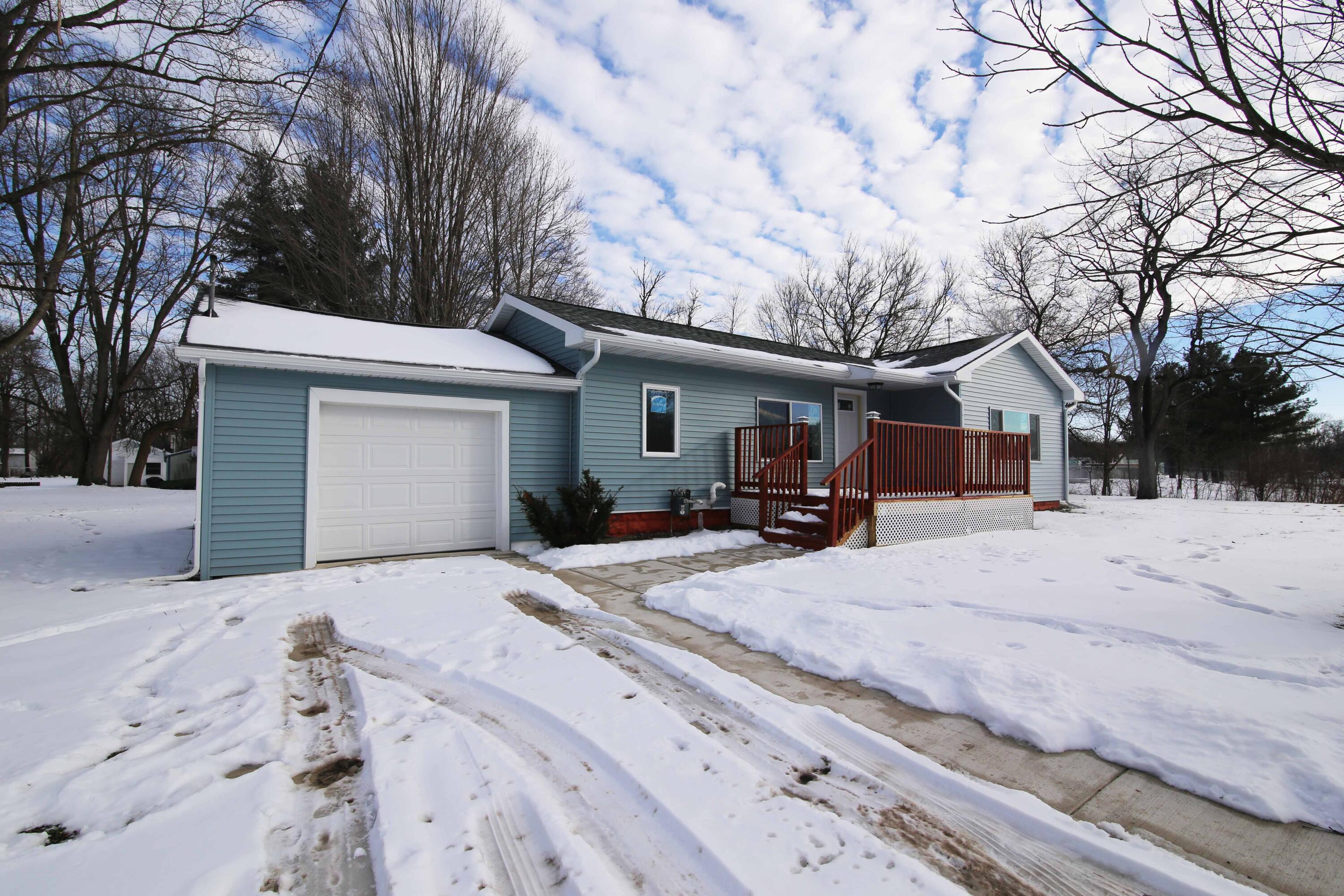 918 South Lincoln Avenue Three Rivers, MI 49093 - Photo 2 of 29 IMG_1734 copy