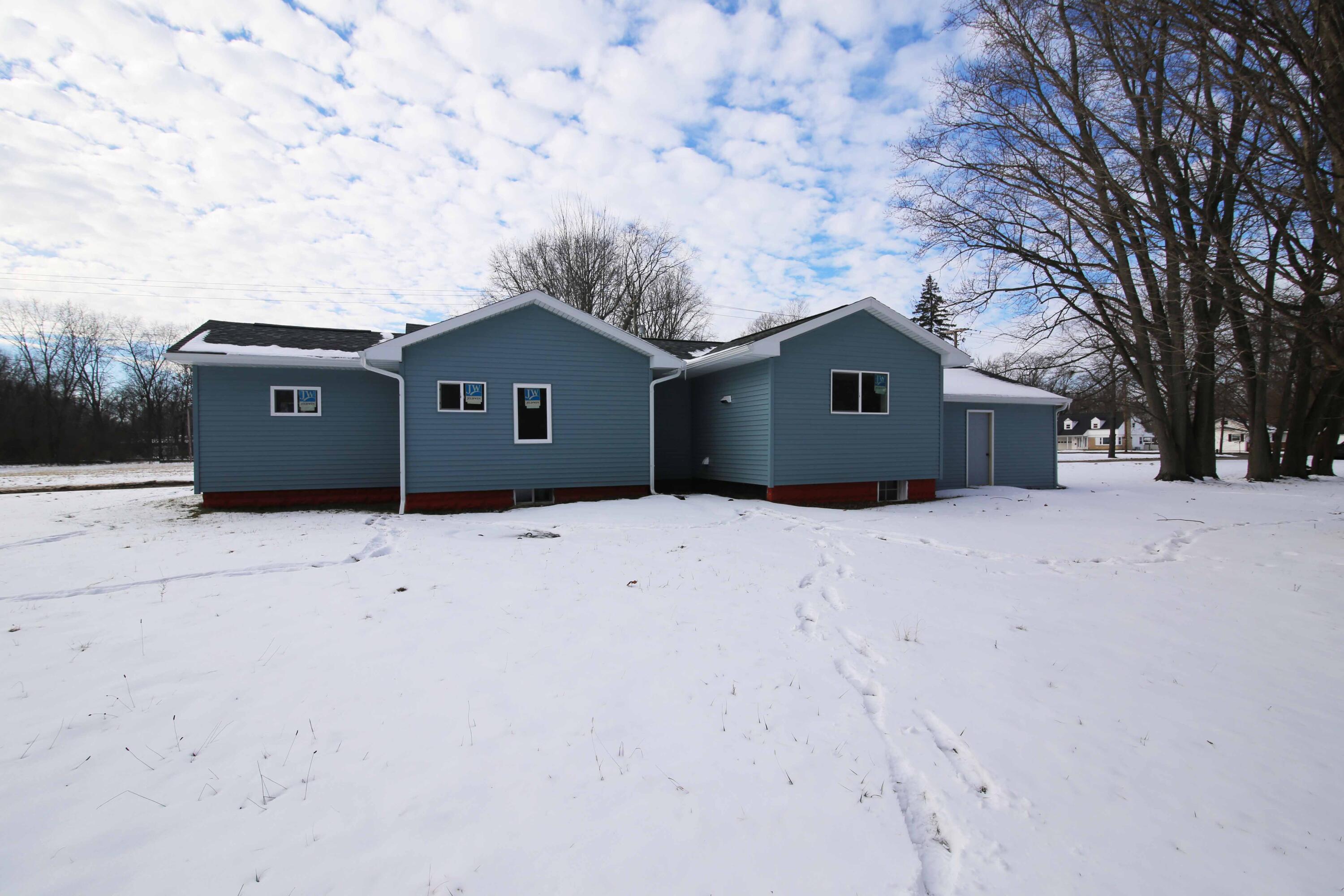 918 South Lincoln Avenue Three Rivers, MI 49093 - Photo 5 of 29 IMG_1707 copy