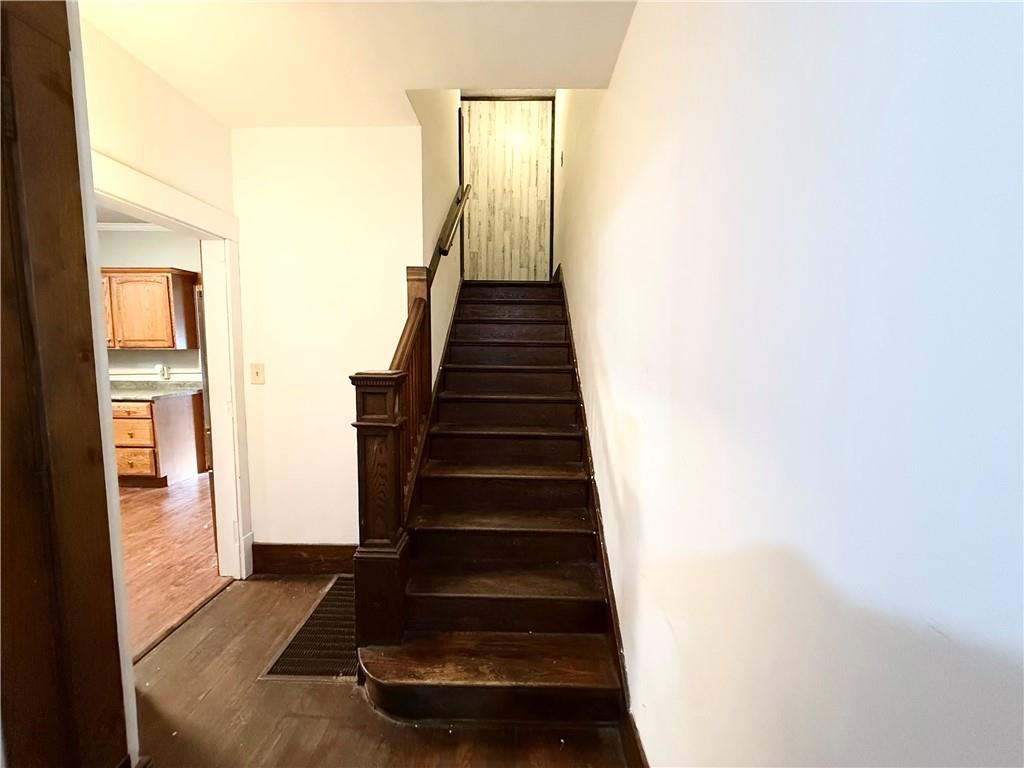 92 Euclid Avenue Sharon, PA 16146 - Photo 2 of 17 a view of an entryway