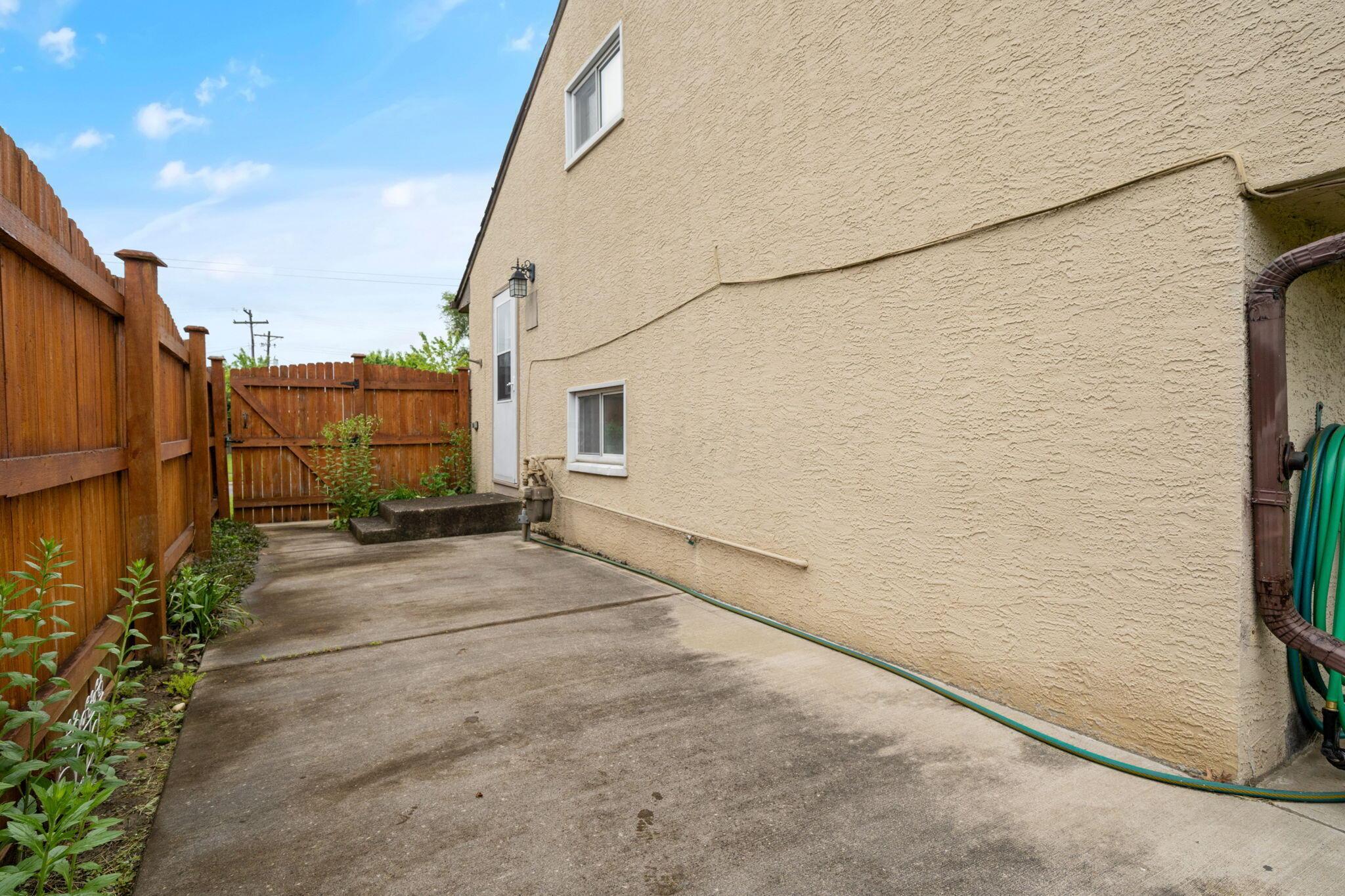 4901 Justin Road Columbus, OH 43227 - Photo 28 of 30 Side Patio