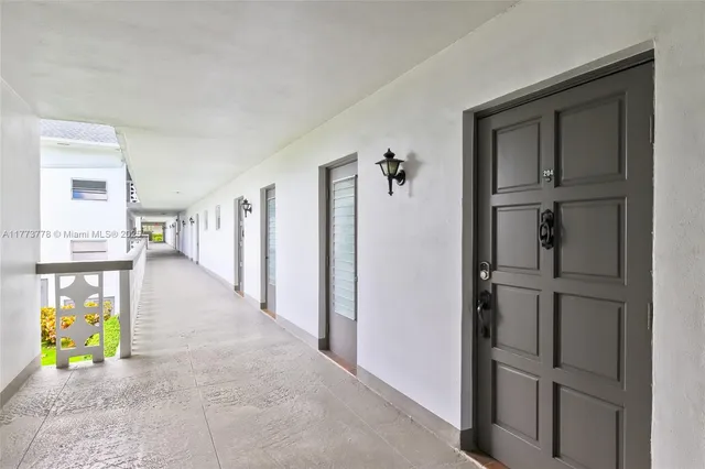 a view of an entryway with a livingroom