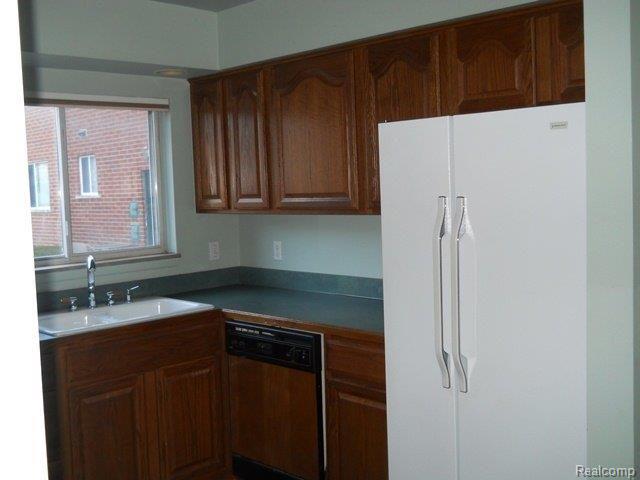 405 Miller Avenue Rochester, MI 48307 - Photo 4 of 14 261-878944 Kitchen 2.JPG