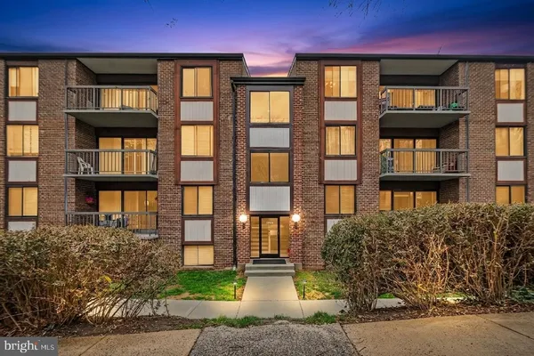 $269,900 | 9704 Kingsbridge Drive, Unit 304, Fairfax, VA 22031