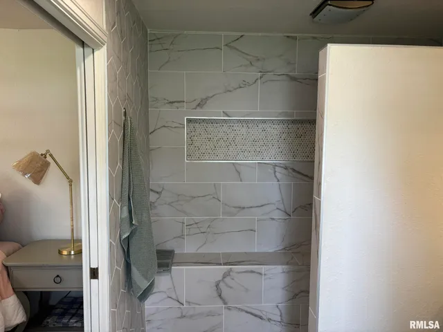 $230,000 | 122 Paint Creek Lane, Carmi, IL 62821