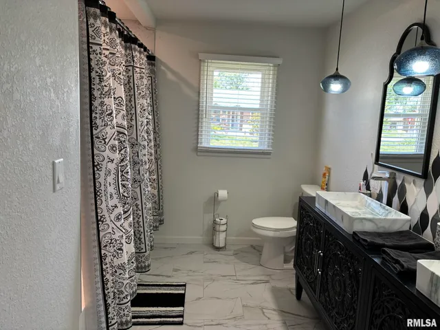 $230,000 | 122 Paint Creek Lane, Carmi, IL 62821