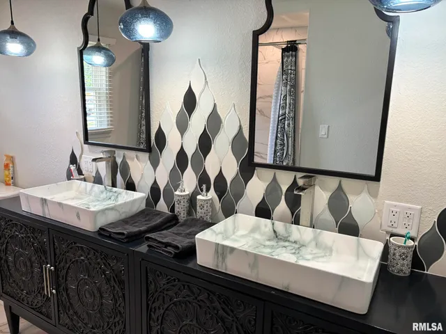 $230,000 | 122 Paint Creek Lane, Carmi, IL 62821