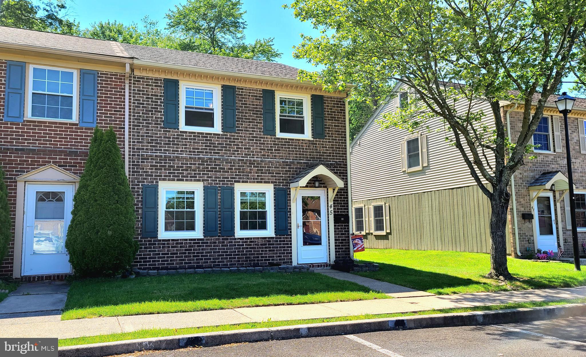 45 Stonegate Road Quakertown, PA 18951 - Photo 2 of 18 End Townhome that is SUPER CLEAN & Updated!