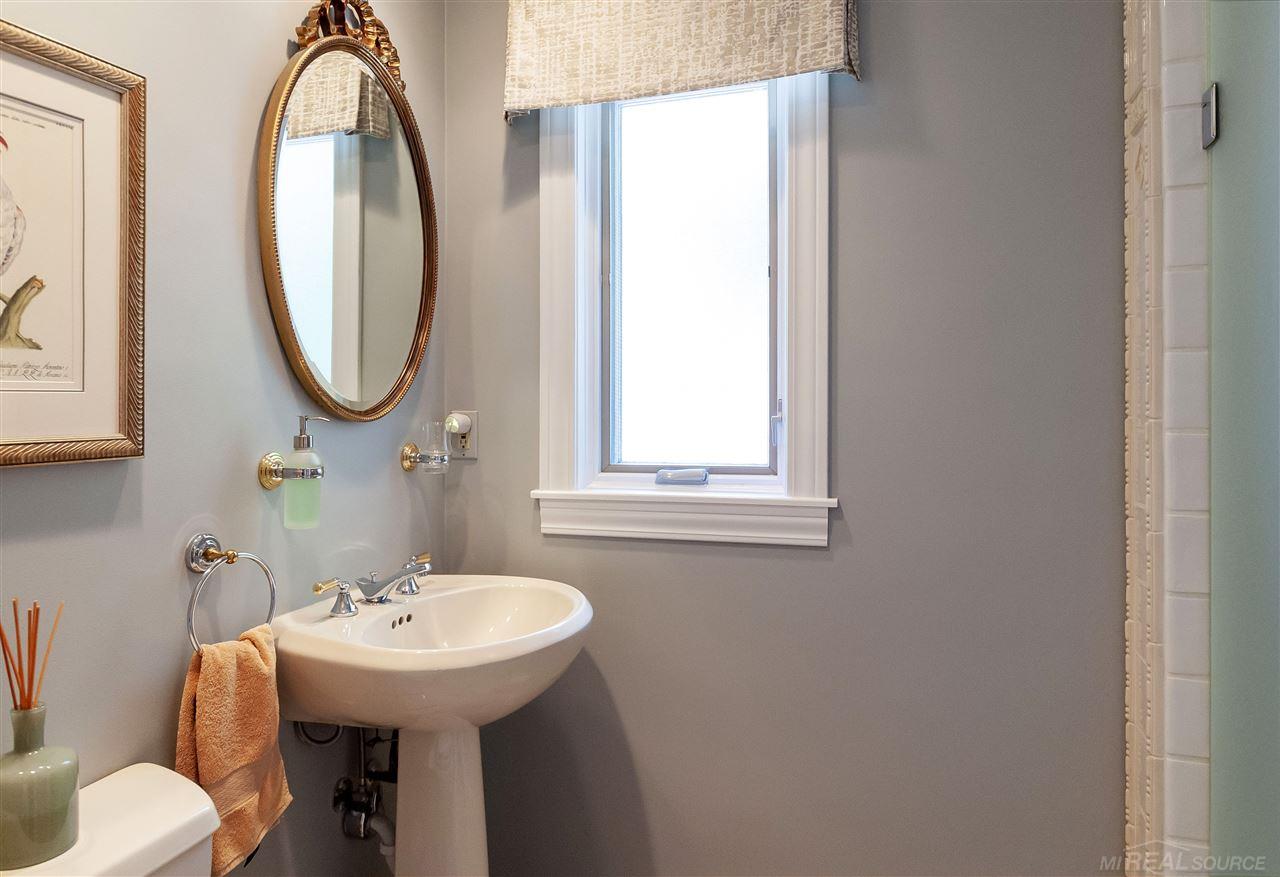 550 Roslyn Road Grosse Pointe, MI 48236 - Photo 22 of 48 31388633-21.JPG
