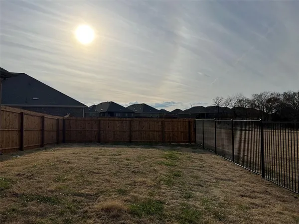 a view of a backyard
