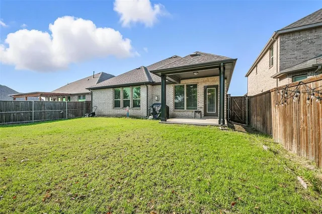 a view of a house with backyard and porch