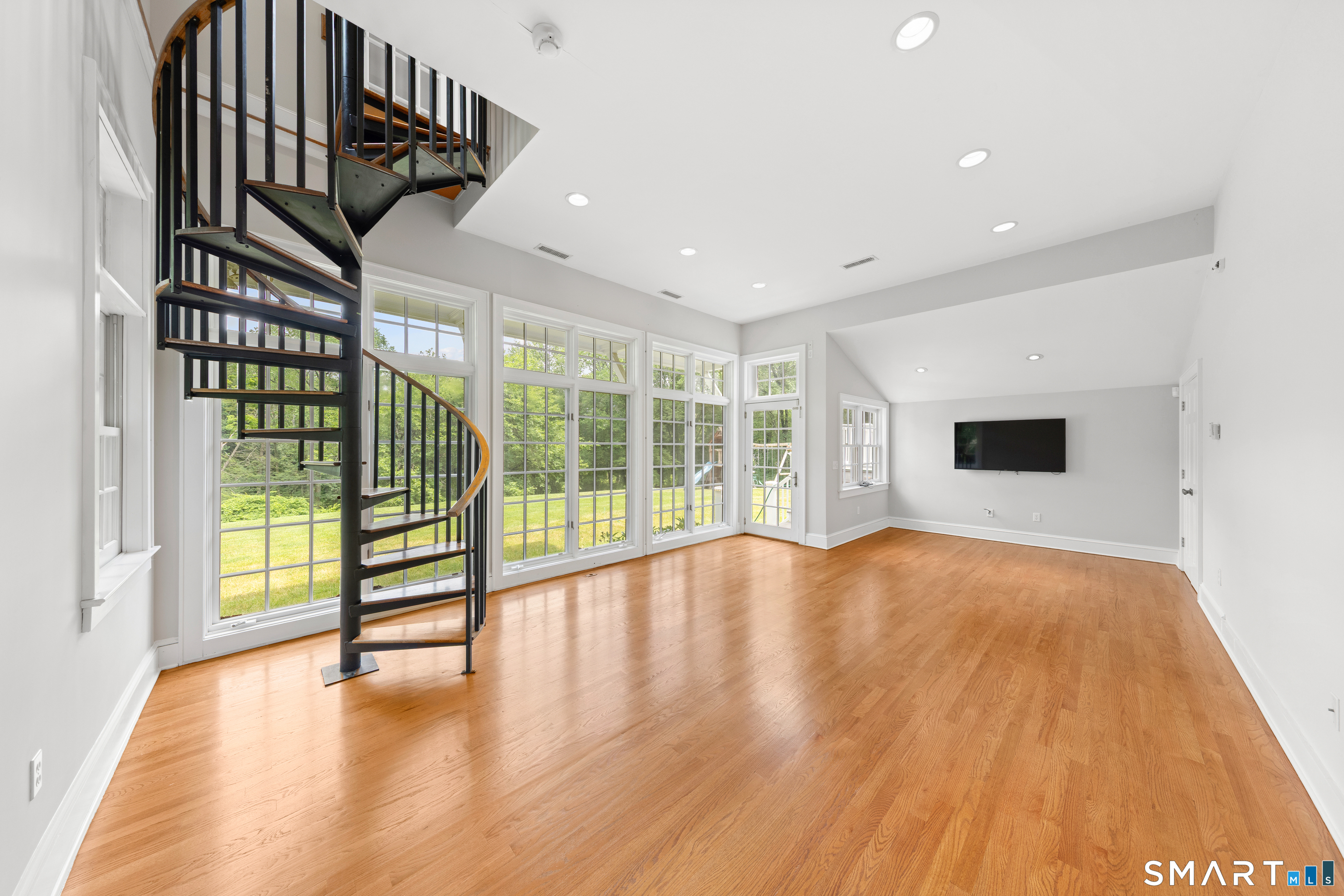 2444 Bronson Road Fairfield, CT 06824 - Photo 14 of 35