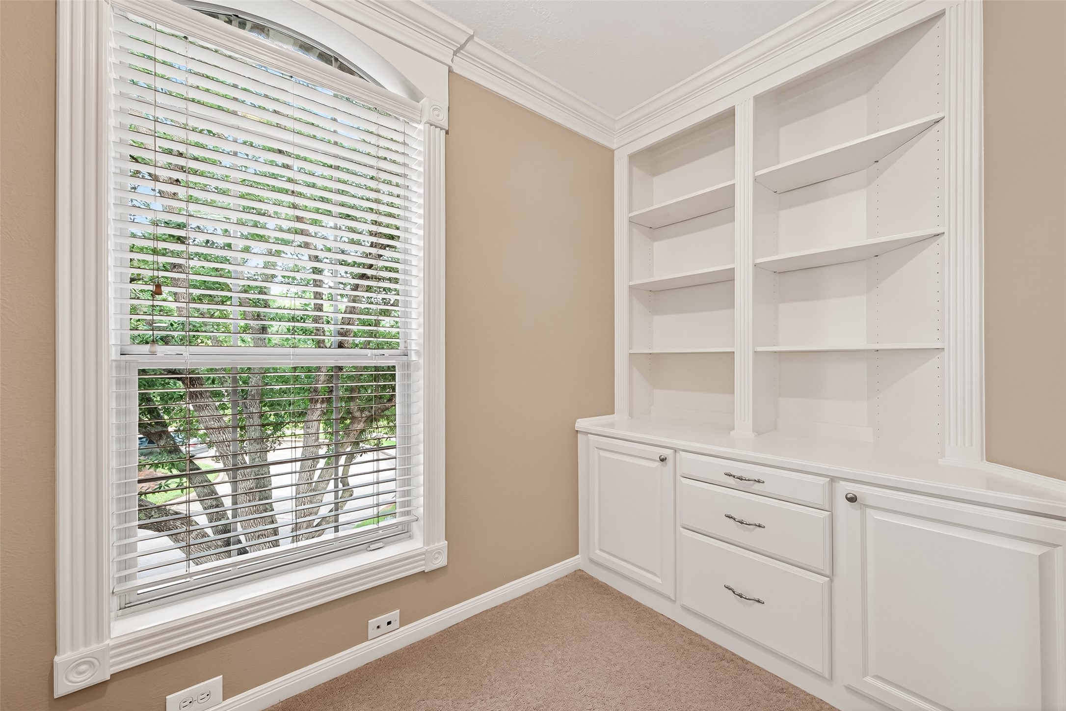 4203 Deforest Ridge Circle Katy, TX 77494 - Photo 32 of 50 ...and more built-ins!