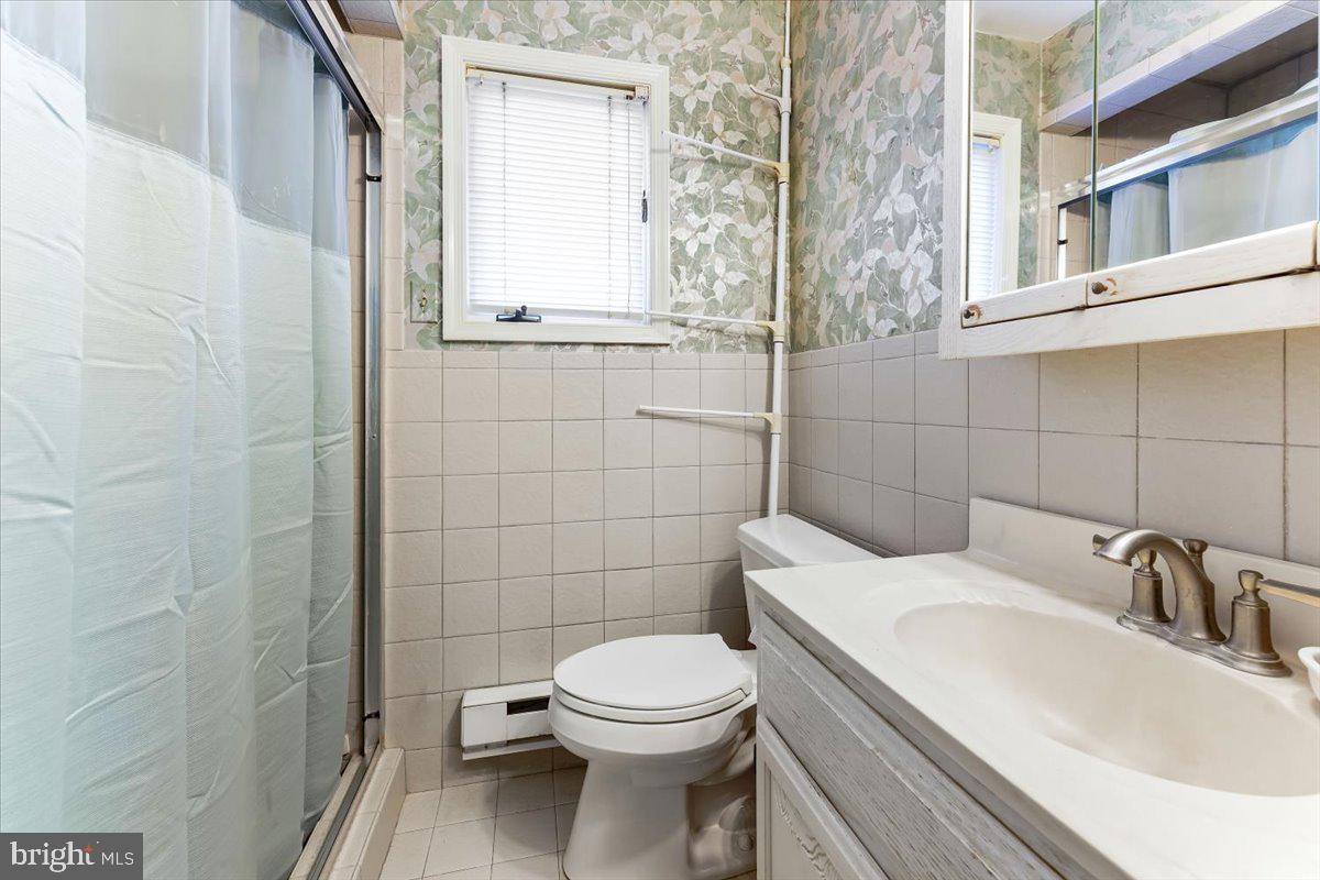 1017 Longspur Road Audubon, PA 19403 - Photo 15 of 42 Main Bedroom Bathroom
