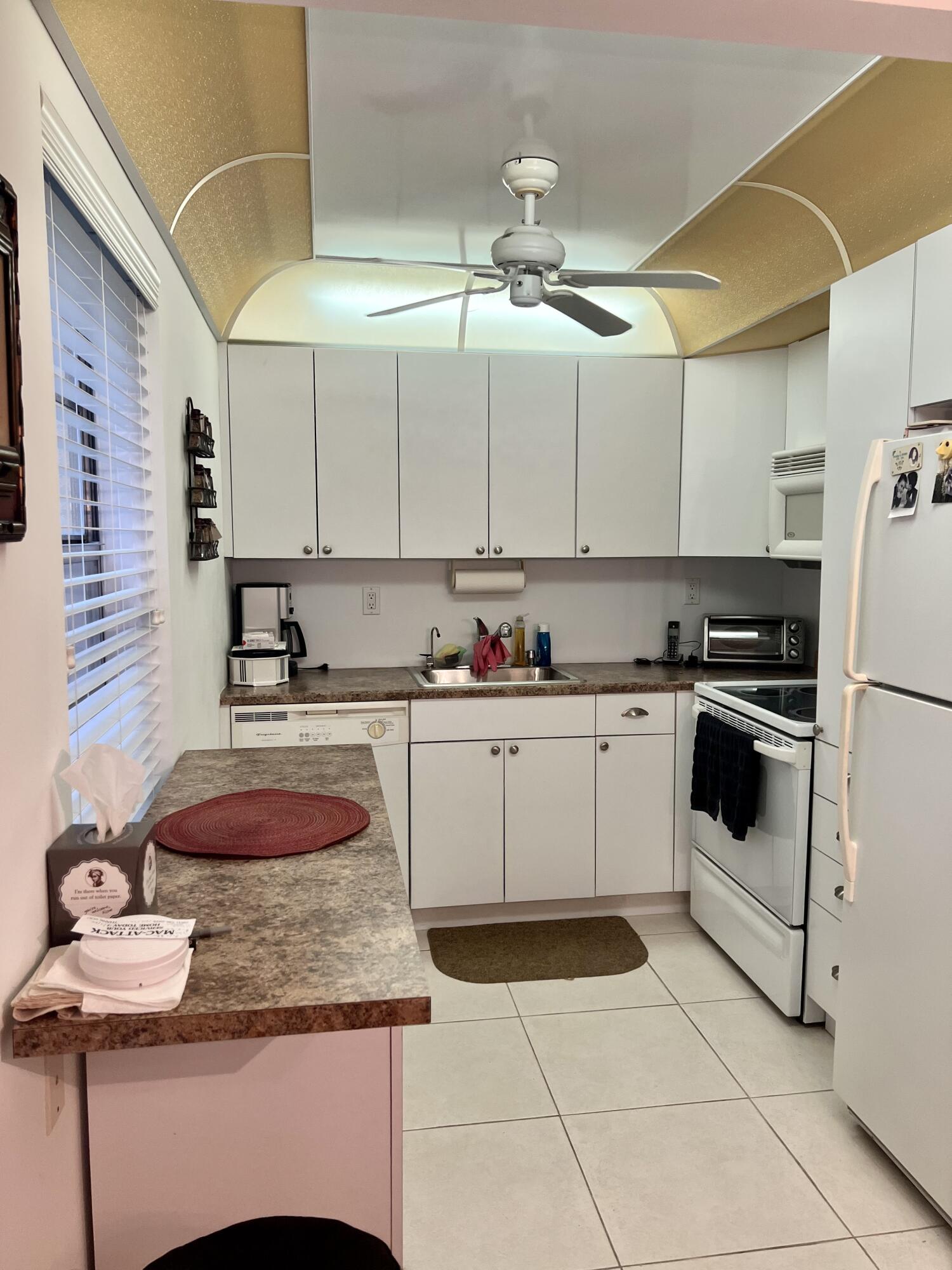 592 Flanders North Delray Beach, FL 33484 - Photo 7 of 33 Kitchen