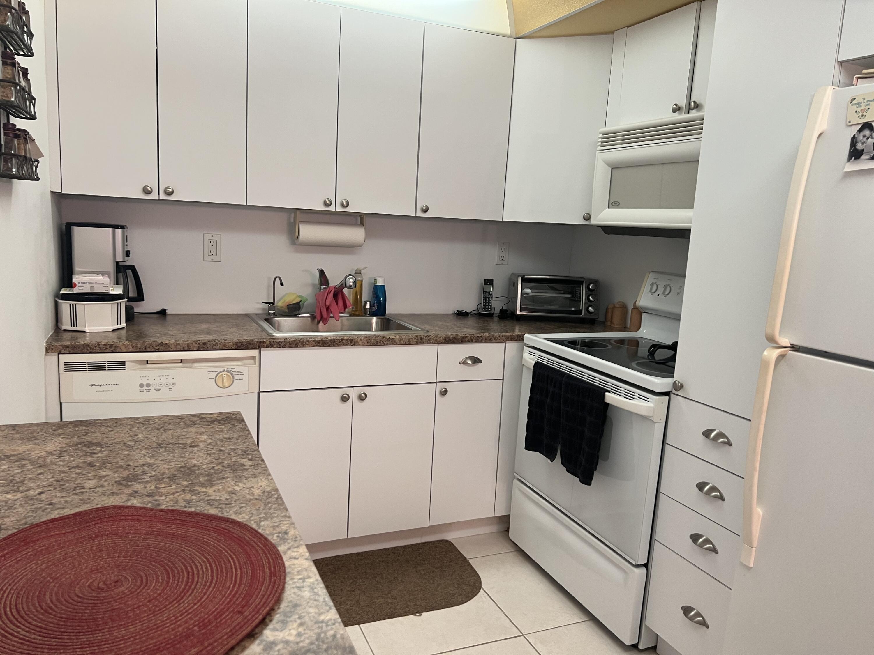 592 Flanders North Delray Beach, FL 33484 - Photo 8 of 33 Kitchen