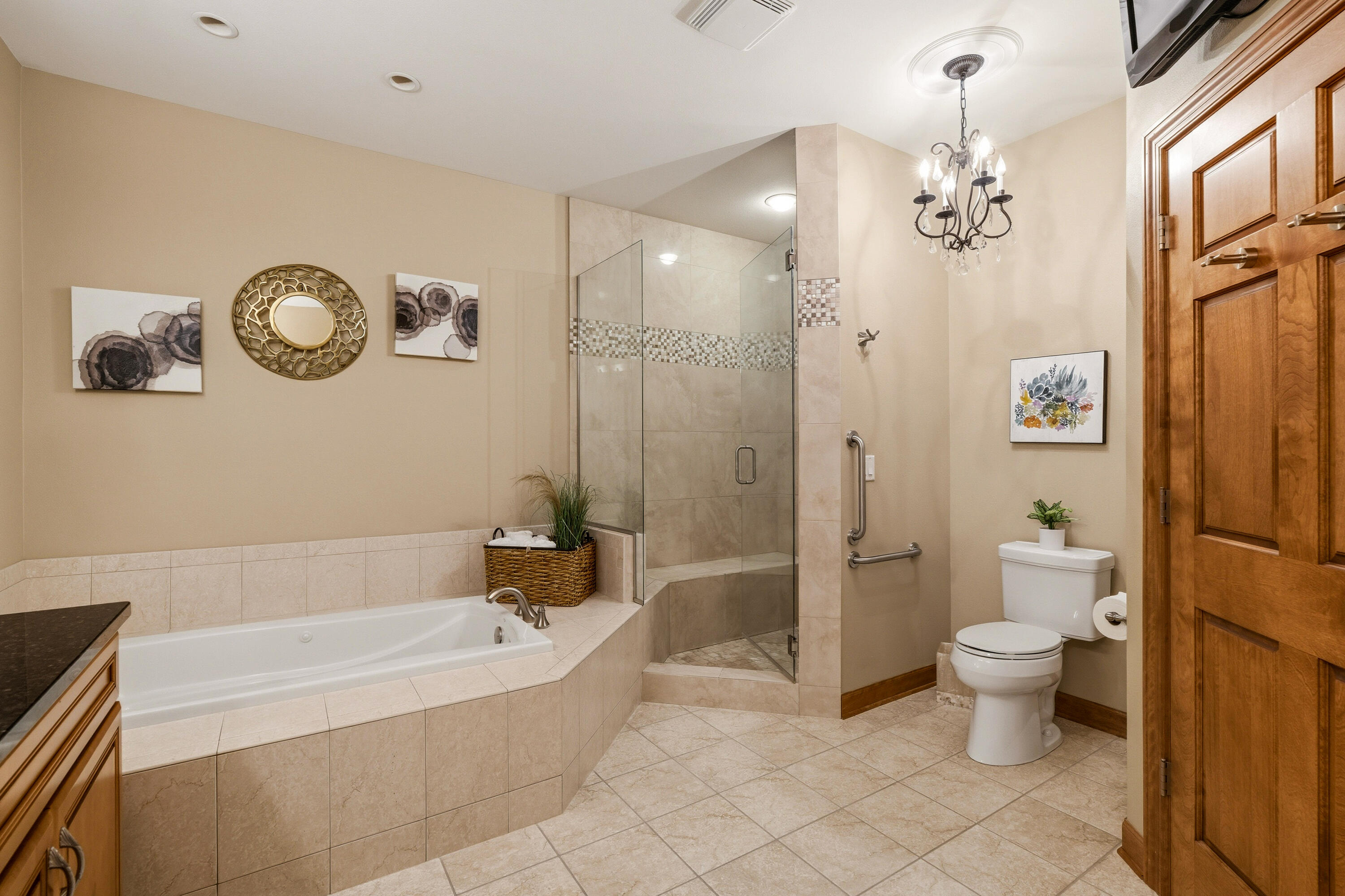 765 Bay Court, Unit B Brookfield, WI 53005 - Photo 15 of 48 Primary Bath