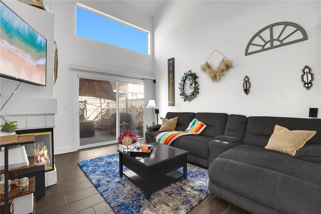 13086 Vía Salvia Riverside, CA 92503 - Photo 2 of 15 Living Room