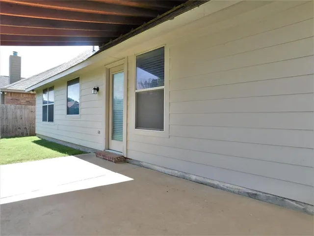 a view of backyard of the house