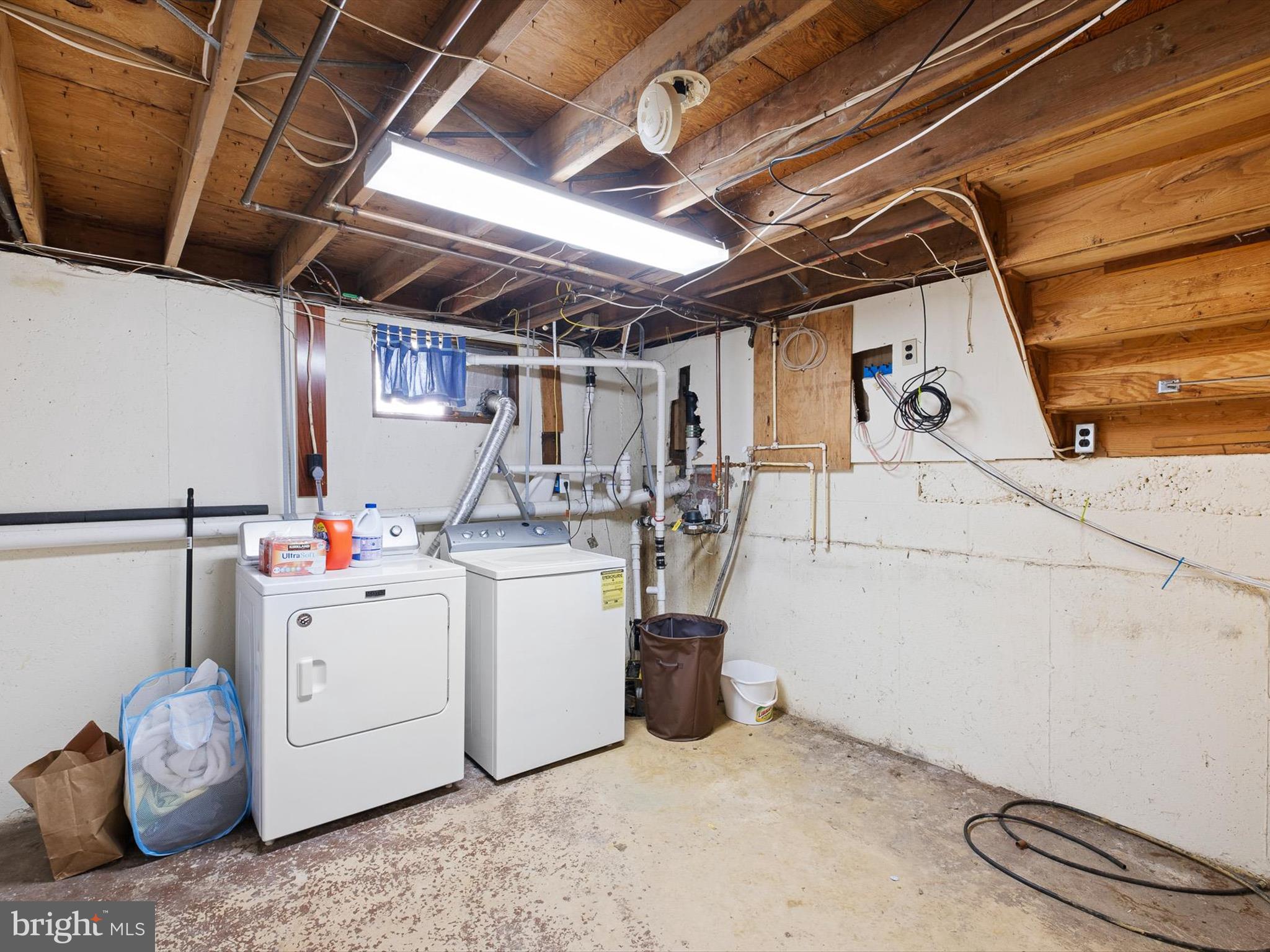 508 Garrick Road Hockessin, DE 19707 - Photo 22 of 25 a utility room with dryer and washer