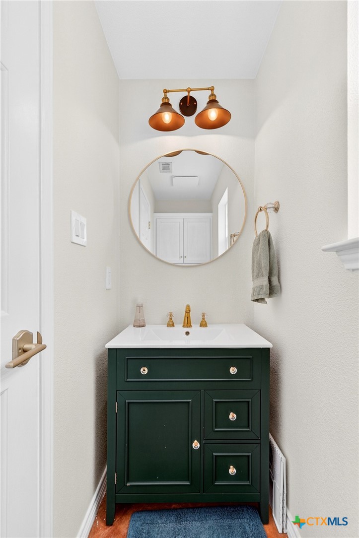 421 Sunset Ridge Drive Killeen, TX 76549 - Photo 27 of 47 a bathroom with a sink and a mirror