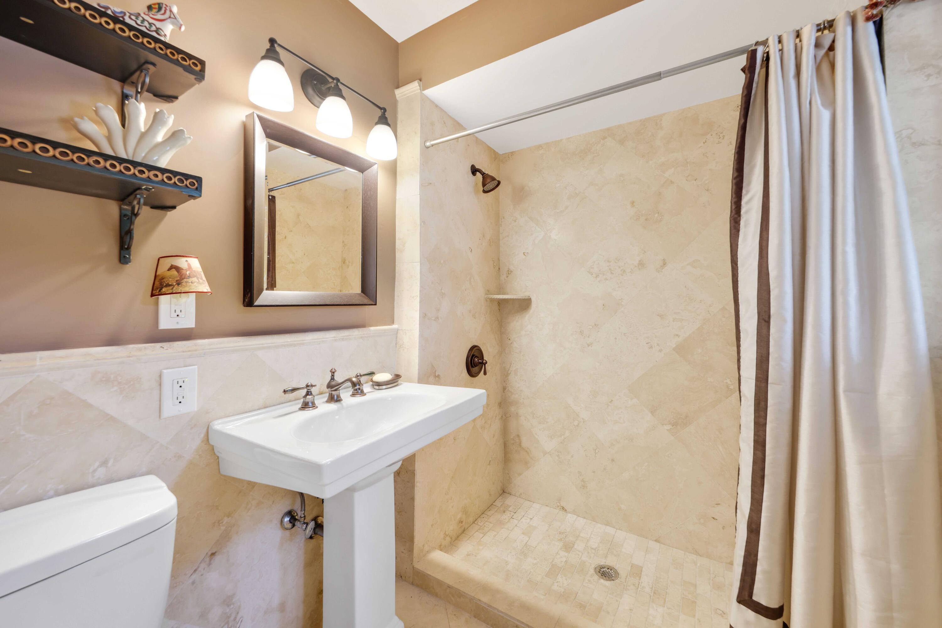 36 Country Road Boynton Beach, FL 33436 - Photo 31 of 51 Guest Bath