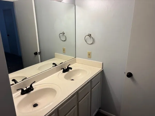 $2,100 | 1323 Reddleshire Lane, Unit 1323, Houston, TX 77043