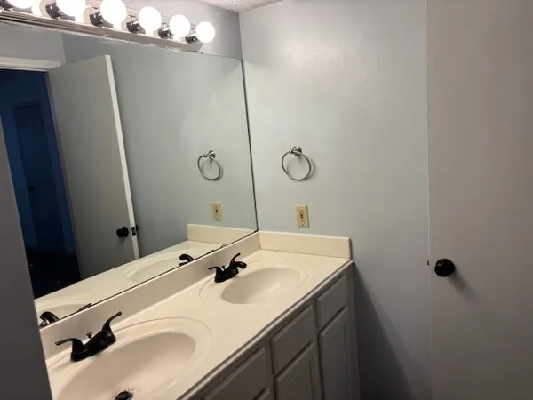 $2,100 | 1323 Reddleshire Lane, Unit 1323, Houston, TX 77043