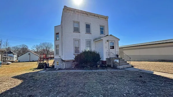 $79,900 | 12 East Main Street, Madelia, MN 56062