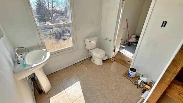 $79,900 | 12 East Main Street, Madelia, MN 56062