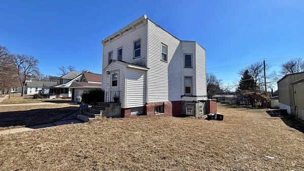 $79,900 | 12 East Main Street, Madelia, MN 56062