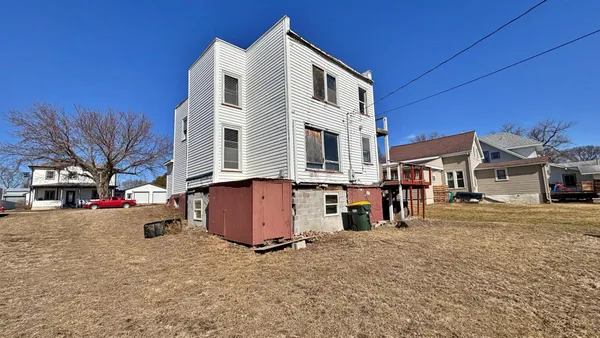 $79,900 | 12 East Main Street, Madelia, MN 56062