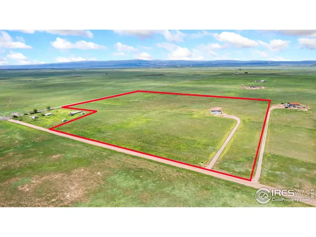 a view of an outdoor space and tv