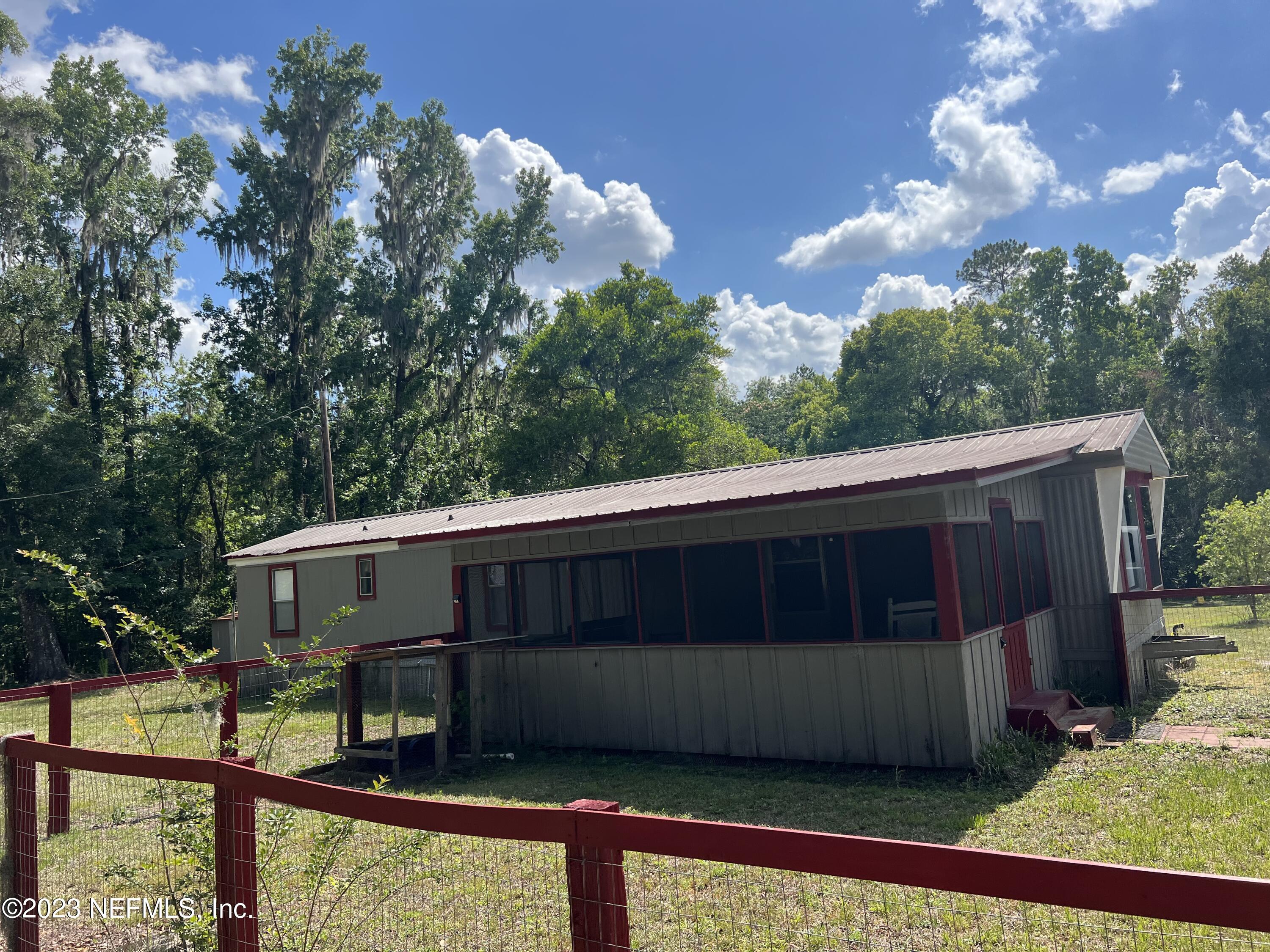 a view of a backyard