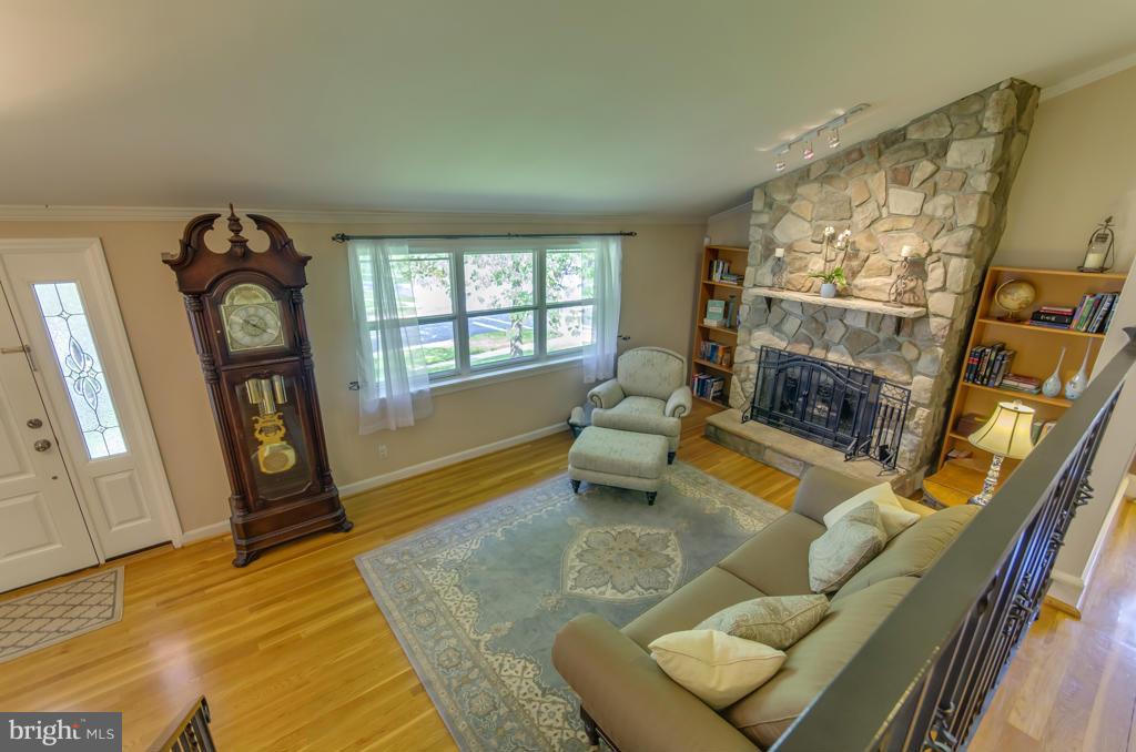 12913 Bluhill Road Silver Spring, MD 20906 - Photo 6 of 22 Living Room