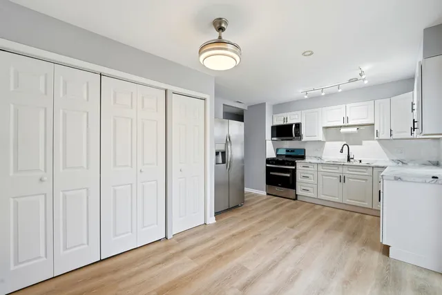 $309,900 | 210 Willow Road, Streamwood, IL 60107