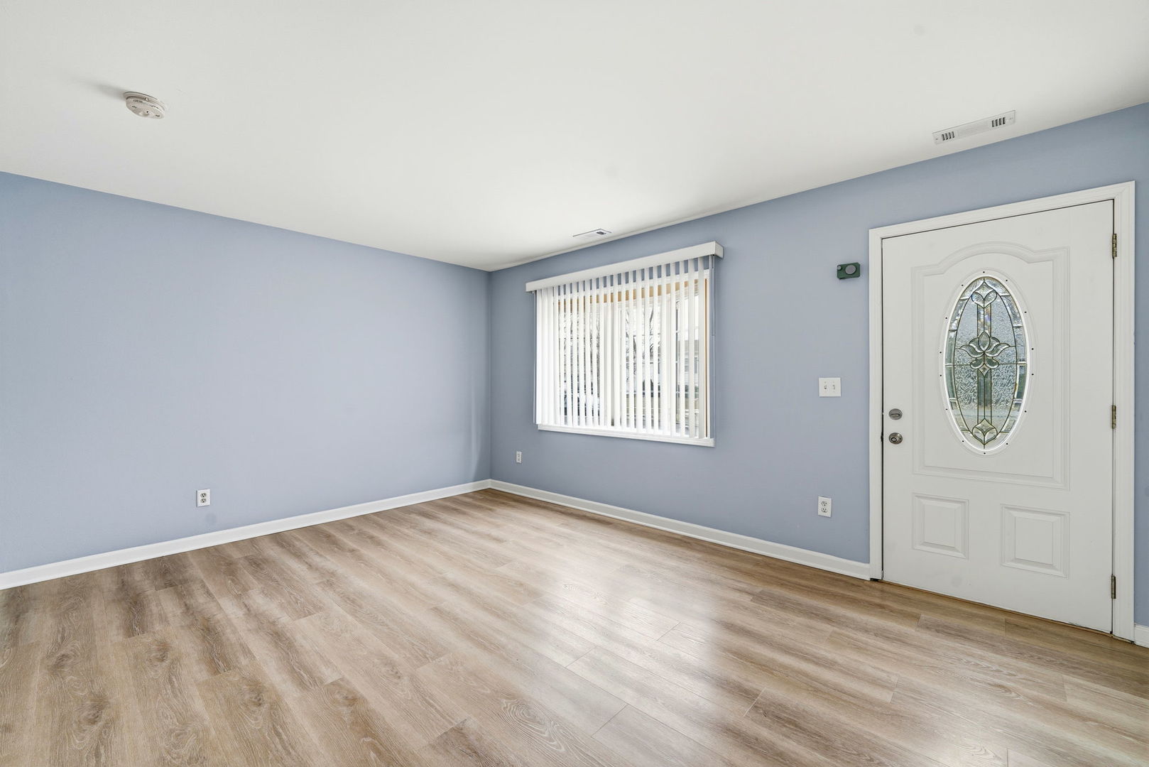 210 Willow Road Streamwood, IL 60107 - Photo 3 of 26 an empty room with windows