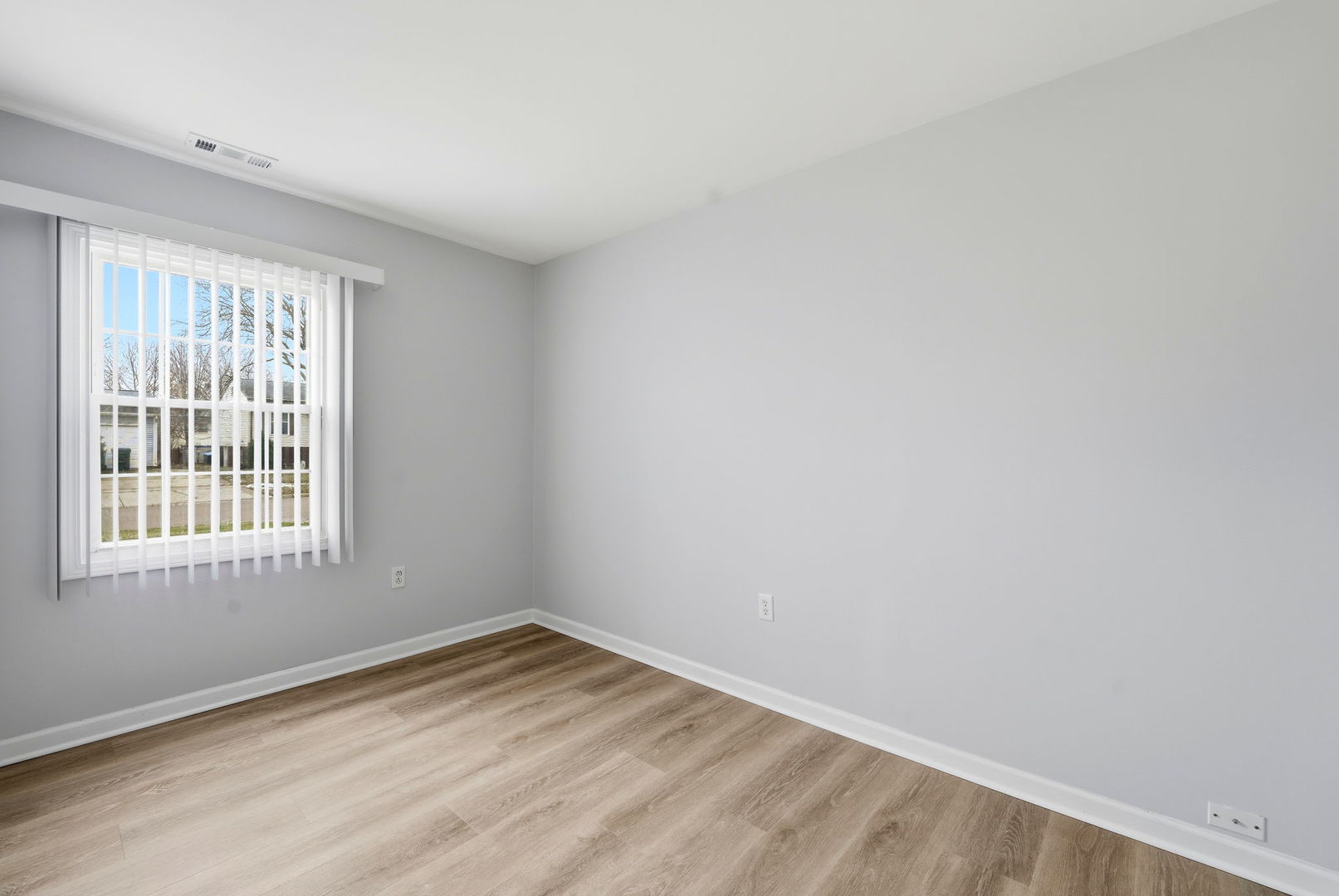 210 Willow Road Streamwood, IL 60107 - Photo 8 of 26 an empty room with a window