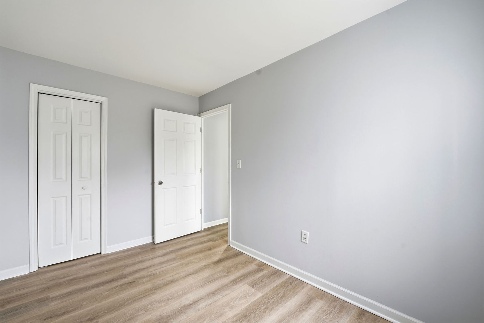 210 Willow Road Streamwood, IL 60107 - Photo 9 of 26 a view of an empty room with wooden floor