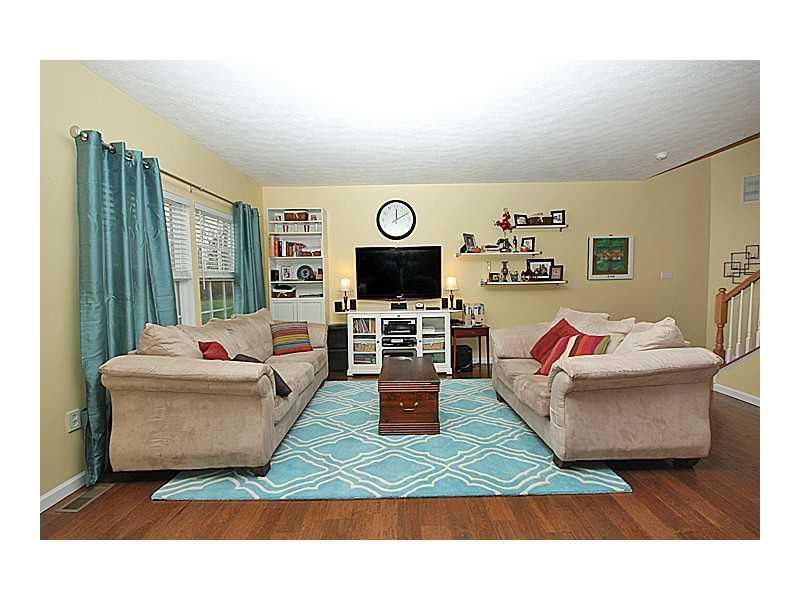 258 Maple Ridge Drive Canonsburg, PA 15317 - Photo 4 of 23 Living Room.