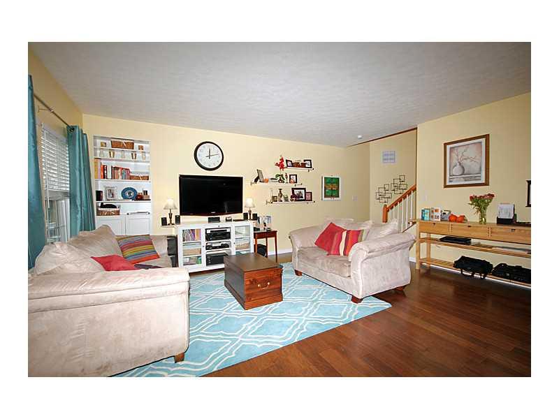 258 Maple Ridge Drive Canonsburg, PA 15317 - Photo 7 of 23 Living Room.