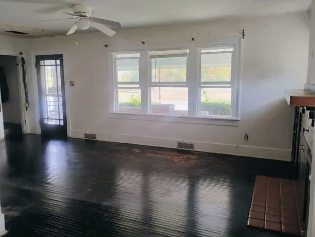 a view of a livingroom with closet